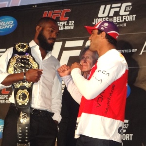 Jon Jones encara um sorridente Vitor Belfort após a coletiva do UFC 152 em Toronto - Jorge Corrêa/UOL