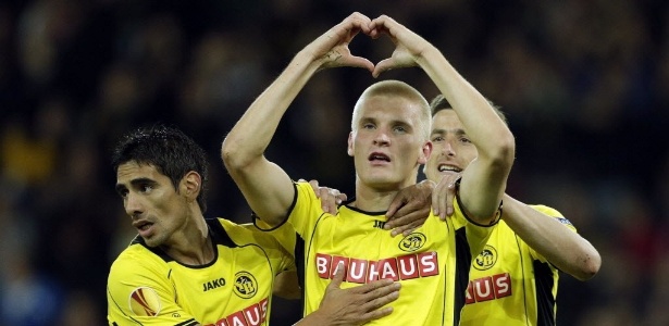 Juhani Ojala faz "coraçãozinho" para celebrar gol pelo Young Boys contra o Liverpool - Ruben Sprich/Reuters