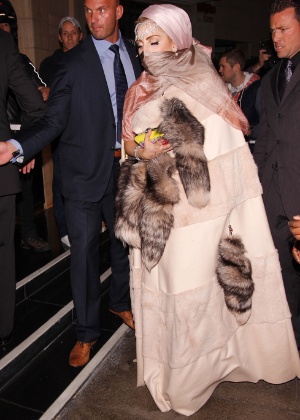 Lady Gaga veste roupa polêmica durante a Fashion Week de Londres (16/9/12)