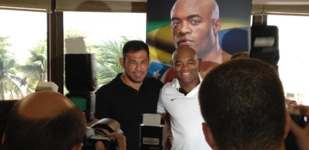 Minotauro e Anderson Silva posam juntos em coletiva de imprensa do UFC Rio 3 - Reprodução/Twitter Minotauro