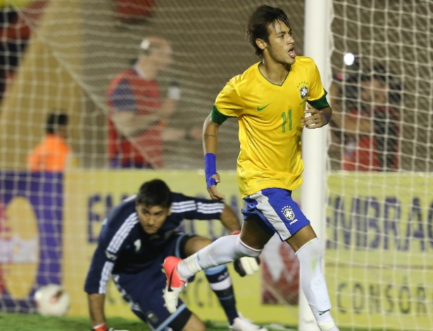 Neymar corre para celebrar seu gol, de pênalti, que deu a vitória ao Brasil no último minuto contra a Argentina 