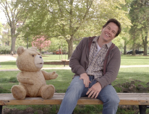 Ursinho falante, dublado por Seth MacFarlane, e John Bennett, interpretado por Mark Wahlberg, marcam a dupla protagonista da comédia "Ted", que estreia no Brasil nesta sexta-feira (21) - Divulgação / Universal