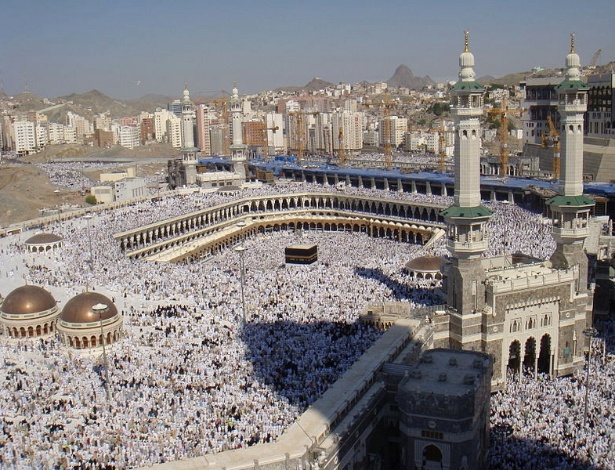 Peregrinos islâmicos na Grande Mesquita, em Meca, na Arábia Saudita, onde fica a Kaaba (o cubo negro no centro da foto), lugar mais sagrado do Islamismo. Atualmente, há cerca de 1,6 bilhão de muçulmanos em todo o mundo, que correspondem a quase 25% da população mundial, estimada em 7 bilhões (Fonte: Pew Forum on Religion & Public Life, 2012)   - Wikimedia commons