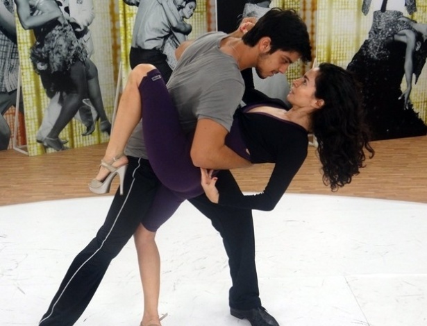 Rodrigo Simas e Claudia Ohana ensaiaram para se apresentarem no programa "Domingão do Faustão" (20/9/12)