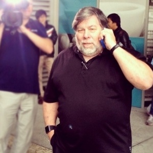 Steve Wozniak, cofundador da Apple, em foto registrada na fila para o lançamento do iPhone 5, na Austrália  - Reprodução