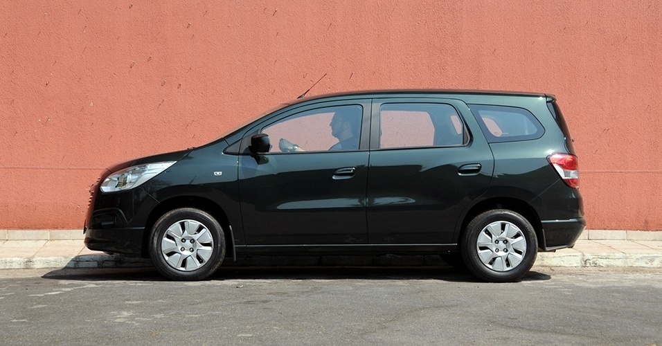 Vista de lado, a Spin parece estar amassada -- culpa dos vincos que "morrem" no meio do carro - Murilo Góes/UOL