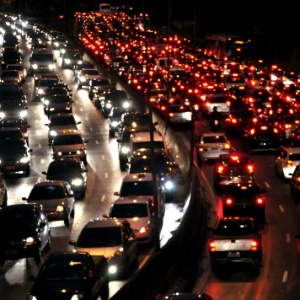 21.set.2012 - Avenida 23 de Maio tem trânsito intenso na altura do do viaduto Santa Generosa, no Paraíso, região centro-sul de São Paulo - Cris Faga/AE