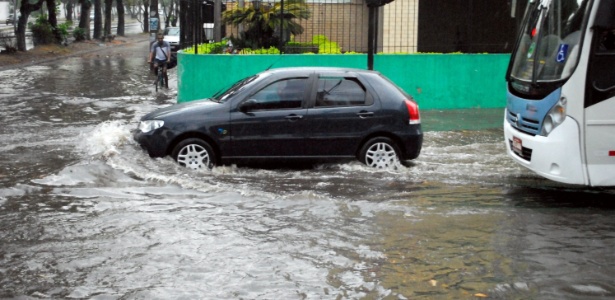 Chuva causa alagamento na avenida Alberico Diniz, ligação entre zonas oeste e norte da capital fluminense - Luiz Gomes / Agência O Globo