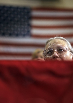 Eleitora participa de comício do candidato republicano à presidência dos Estados Unidos, Mitt Romney, em Las Vagas, Nevada (EUA) - Brian Snyder/Reuters