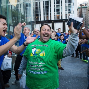 Greg Packer, 49, sai de loja da Apple após comprar um  iPhone 5 na loja da 5ª Avenida, em Nova York  - John Minchillo/AP