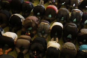  Muçulmanos fazem as preces de sexta-feira em mesquita de Berlim, Alemanha