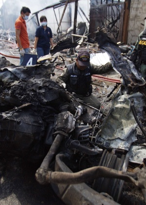 Policiais se reúnem no local de um ataque de um carro-bomba em um mercado lotado no sul da Tailândia