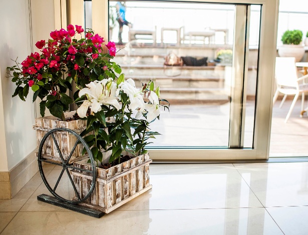 Floreiras e arranjos dão boas vindas à primavera. Enfeite sua casa com  flores da estação