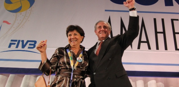 Ao lado de sua esposa, Ary Graça comemora vitória na eleição da presidência da FIVB - Luiz Pires/VIPCOMM