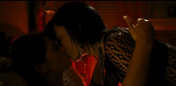 Ashley Greene e Olivia Wilde em cena de sexo do filme "Butter" (21/9/12) - Reprodução/EW