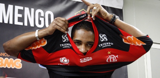Cleber Santana veste camisa do Flamengo durante apresentação no Ninho do Urubu - Márcia Feitosa/VIPCOMM