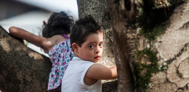 Lucas, 5, tem síndrome de Down; seus pais fizeram questão de que ele frequentasse classes com crianças consideradas "normais" - Leonardo Soares/UOL