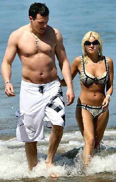 Elisha Cuthbert curte férias com o noivo, Dion Phaneuf, jogador de hóquei  no gelo - Divulgação