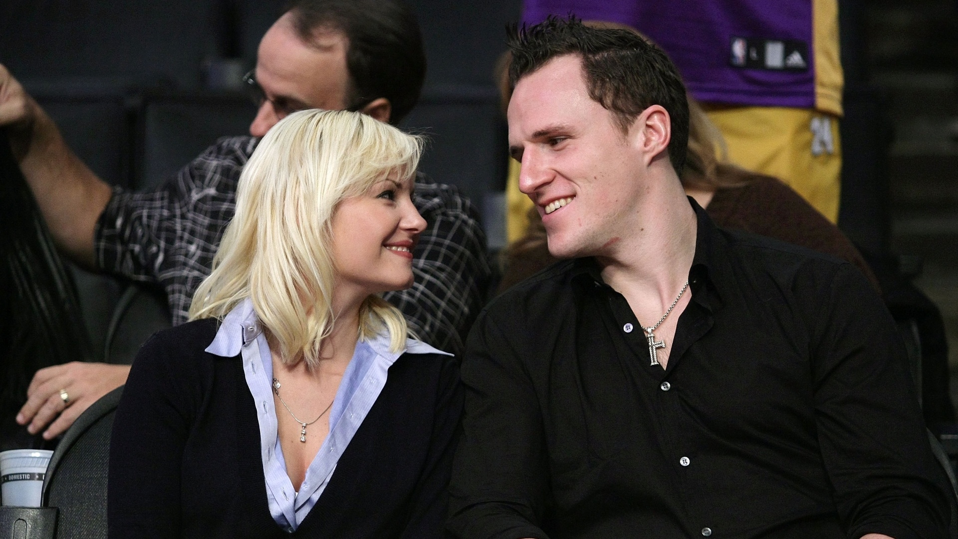 Elisha Cuthbert e o noivo, Dion Phaneuf, jogador de hóquei  no gelo, assistem a um jogo do Los Angeles Lakers - Getty Images