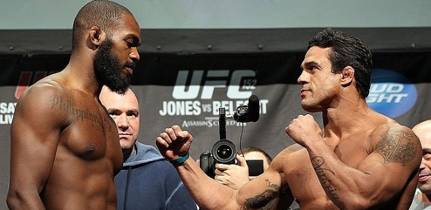 Encarada entre Vitor Belfort e Jon Jones após a pesagem do UFC 152 - Divulgação/UFC