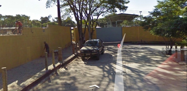 Cerca de 100 metros da rua Golda Meir foram incorporados ilegalmente a propriedade de Marcos Valério - Google Street View
