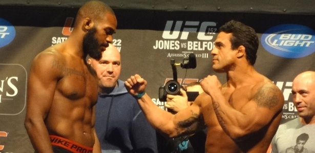 Jon Jones e Vitor Belfort ficam cara a cara na pesagem do UFC 152, no Canadá - Jorge Corrêa/UOL