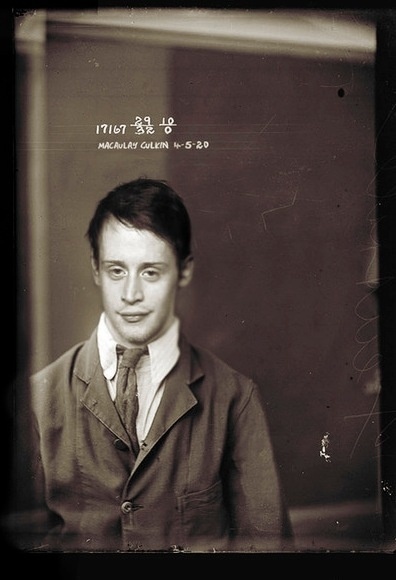 Macaulay Culkin em imagem da série "Mug Shot Dopplegangers", do artista Michael Jason Enriquez (21/9/12) - Reprodução/mistermichaeljason.com