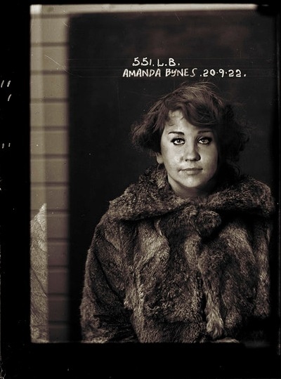 O artista Michael Jason Enriquez misturou as mug shots, fotos tiradas na delegacia no momento da detenção, de celebridades com imagens antigas de um livro de crimonosos dos anos 1920 e criou a série "Mug Shot Dopplegangers". Uma das famosas escolhidas foi a atriz Amanda Bynes (21/9/12) - Reprodução/mistermichaeljason.com