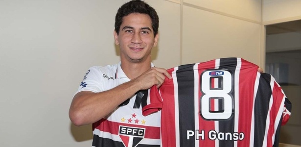 Paulo Henrique Ganso posa com a camiseta do São Paulo, já com seu nome escrito - Rubens Chiri / saopaulofc.net