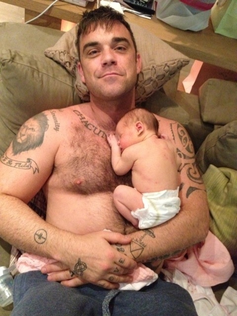 Robbie Williams posa com o filho de dois dias de idade e publica foto em seu blog (21/9/12)