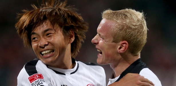 Takashi Inui comemora após marcar o segundo gol do Eintracht Frankfurt sobre o Nuremberg - Daniel Karmann/AFP