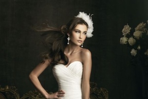 Vestido de Noiva em Tule Branco Modelo Princesa Busto Bordado e Costas  Transpassadas
