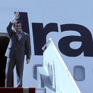 O líder iraniano acena antes de entrar no avião em Teerã, rumo aos EUA para participar da Assembleia Geral