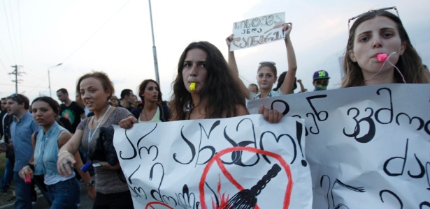 Jovens participam de protesto do lado de fora de uma prisão na Geórgia. No cartaz se lê:  "Não torture e não mate" - David Mdzinarishvili/Reuters