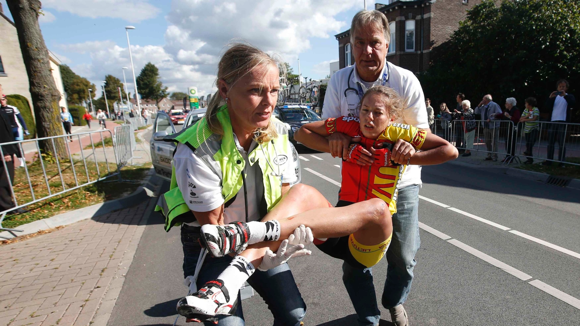 22.set.2012 - Agne Silinyte, da Lituânia, é carregada pelos médicos após se envolver em um acidente no Mundial de Ciclismo Estrada, na Holanda