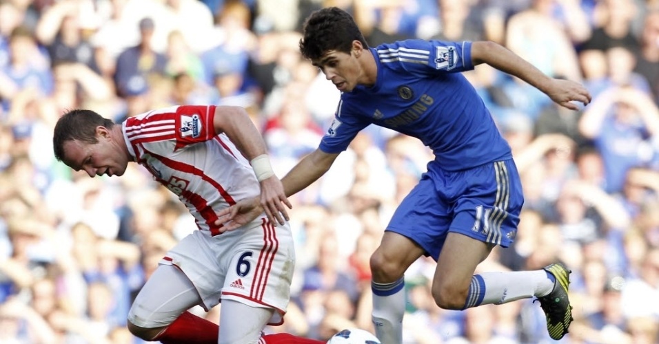 Brasileiro Oscar tenta a jogada pelo Chelsea na partida contra o Stoke City