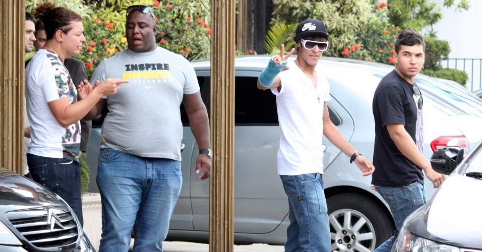 Com o braço engessado, Neymar vai a restaurante na Barra da Tijuca, no Rio (22/9/12)
