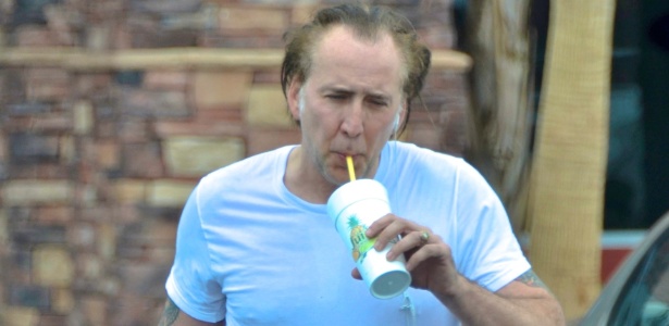 O ator Nicolas Cage toma um suco na saída de uma academia em Las Vegas (4/7/12)