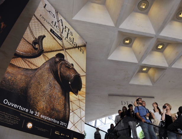 Pôster anuncia a abertura da nova área do museu do Louvre, em Paris, dedicada à arte islâmica (22/9/12) - AFP PHOTO MEHDI FEDOUACH