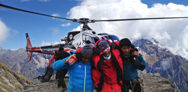 Turista é resgatado de helicóptero depois de uma avalanche na montanha Manaslu, no Himalaia - Simrik Air/Efe