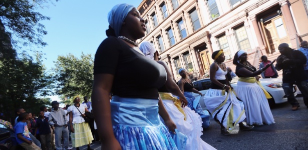 Dançarinos se apresentam no dia africano em um festival no Harlem, em Nova York (EUA) - Mario Tama/Getty Images/AFP