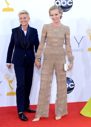 A apresentadora Ellen Degeneres apostou em seu tradicional terninho, enquanto sua esposa Portia de Rossi ousou no look e usou um macacão nude com transparências