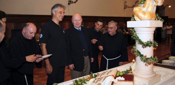 Andrea Bocelli comemora seus 54 anos com monges franciscano em Assis, Itália (22/9/12)