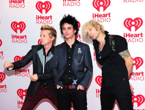 Baterista Tre Cool (esq.), vocalista Billie Joe Armstrong (ao centro) e o baixista Mike Dirnt (dir.), do Green Day - Steven Lawton/Getty Images