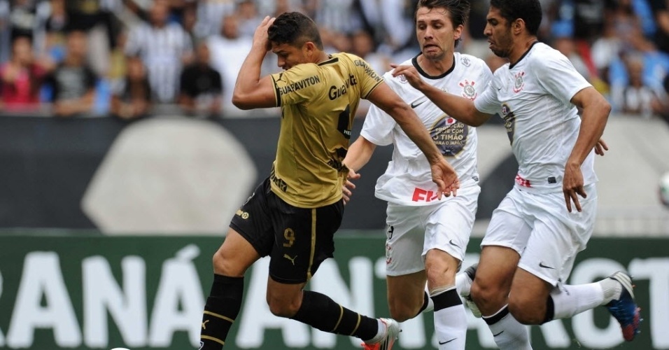 Elkeson tenta a jogada com a marcação de Wallace e Paulo André na partida entre Botafogo e Corinthians