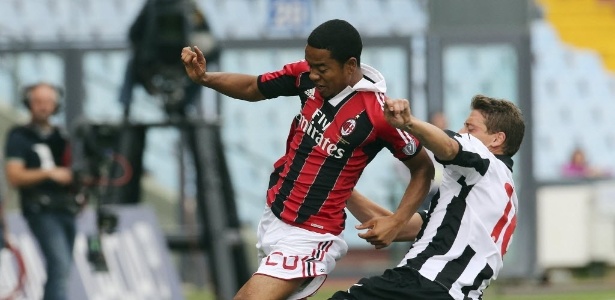 Emanuelson, do Milan, tenta passar pela marcação do rival da Udinese - REUTERS/Giorgio Bemvenuti 