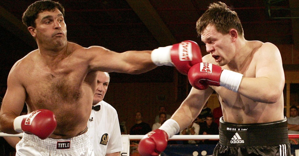 Ex-campeão mundial de boxe Corrie Sanders (esquerda) em luta contra russo Alexei Varakin, em dezembro de 2004. Sul-africano morreu neste domingo, 23/09/2012, após tiroteio em restaurante de Johanesburgo