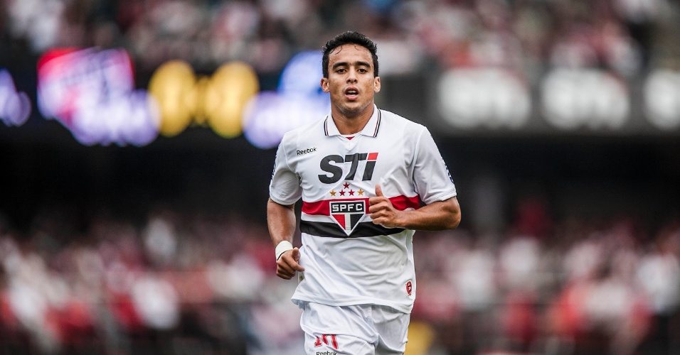 Jádson caminha para cobrar o escanteio na partida entre São Paulo e Cruzeiro, no Morumbi, pela 26ª rodada do Brasileirão