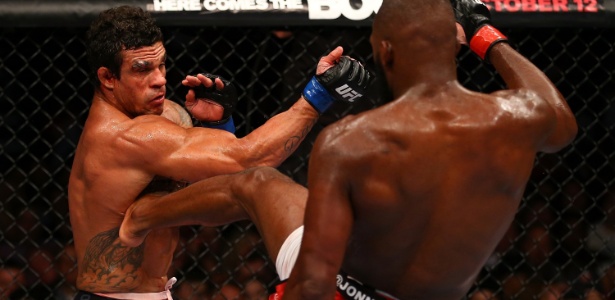 Jon Jones acerta chute em Vitor Belfort durante combate em Toronto, no UFC 152 - Al Bello/Zuffa LLC