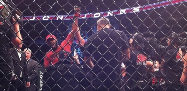 Jon Jones comemora após vencer Vitor Belfort na principal luta do UFC 152 - Reprodução/Twitter